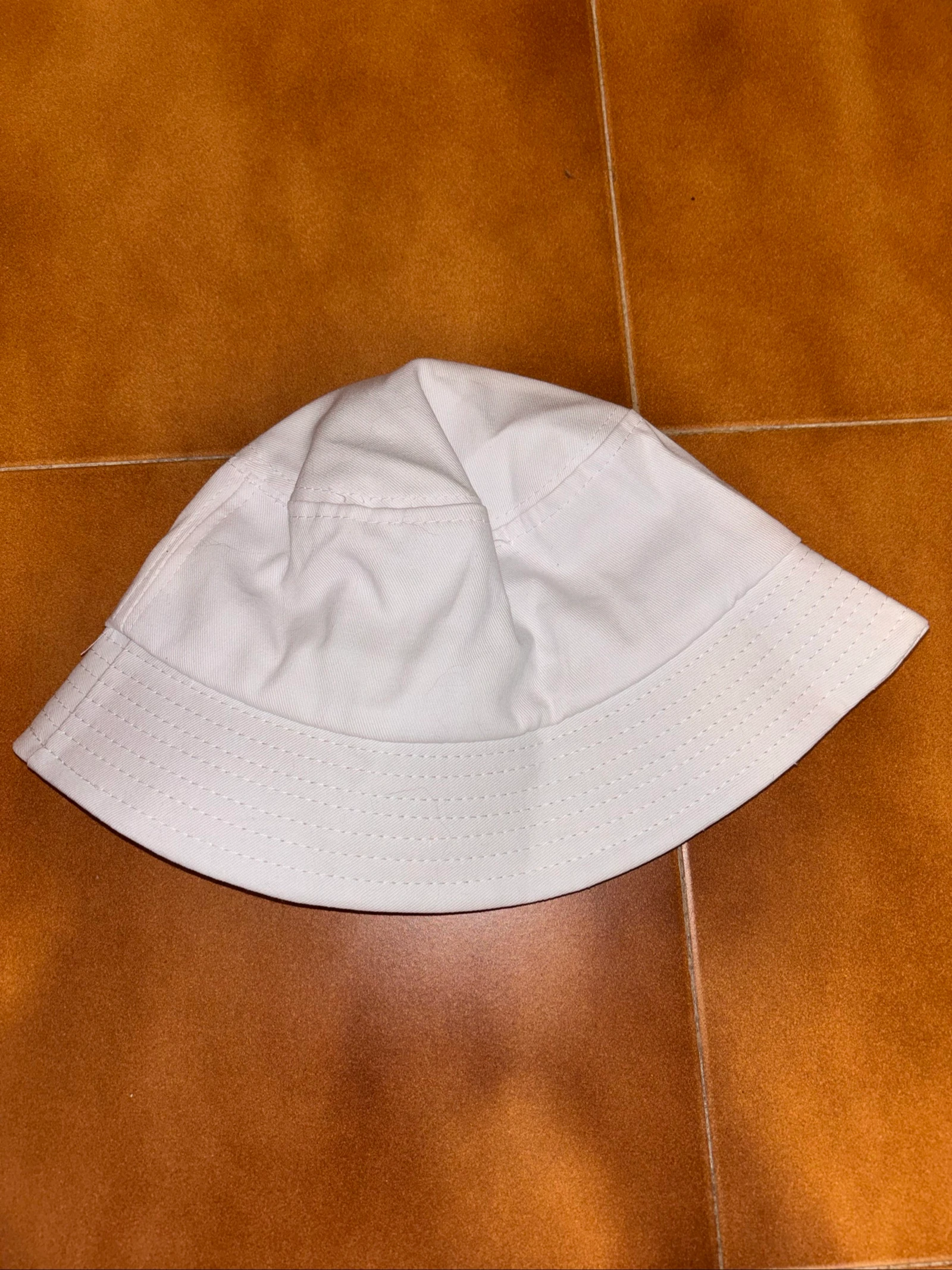 Gorro pescador blanco de diseñador con placa – photo 2